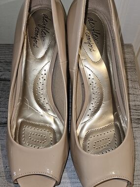 dexflex comfort Women's Nude Patent Peep-Toe Heels